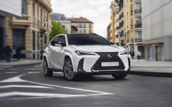 Lexus представил обновленный кроссовер UX