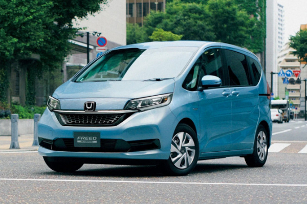 Дилеры привезли семиместный компактвэн Honda Freed