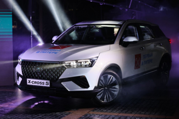 АВТОВАЗ запустил в Санкт-Петербурге производство кроссовера LADA X-cross 5