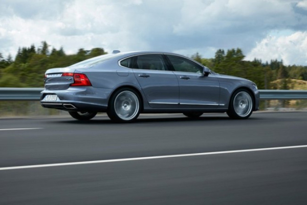 Дилеры привезли из Китая седан Volvo S90 за 7,3 млн рублей