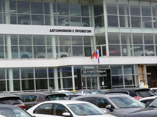 Какова доля дилеров в продажах автомобилей с пробегом?