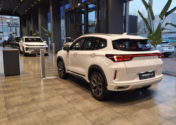 Продажи новых автомобилей в марте упали примерно вдвое Продажи новых автомобилей в марте упали примерно вдвое