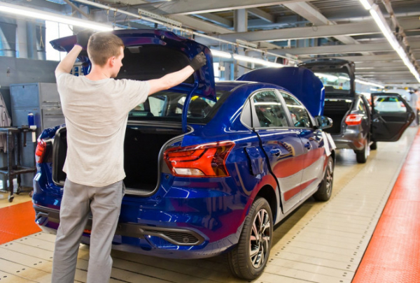 Выпуск легковых автомобилей в апреле вырос на 11%, а грузовиков – упал на 22% Выпуск легковых автомобилей в апреле вырос на 11%, а грузовиков – упал на 22%