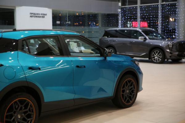 Продажи новых автомобилей в РФ третий месяц подряд превышают 120 тысяч единиц Продажи новых автомобилей в РФ третий месяц подряд превышают 120 тысяч единиц