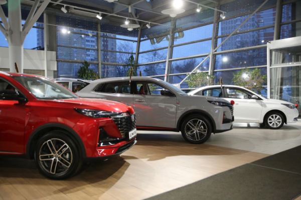 Продажи новых легковых автомобилей в России в 2025 году и в декабре