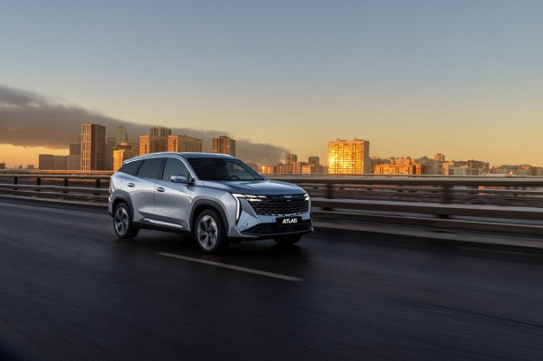 В России начались продажи кроссовера Geely Atlas с передним приводом