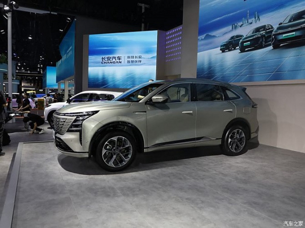 Обновленный кроссовер Changan CS75 Plus представлен в Китае