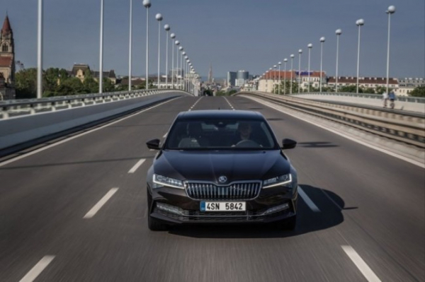 У дилеров появилась новая Skoda Superb из Китая за 3,85 млн рублей